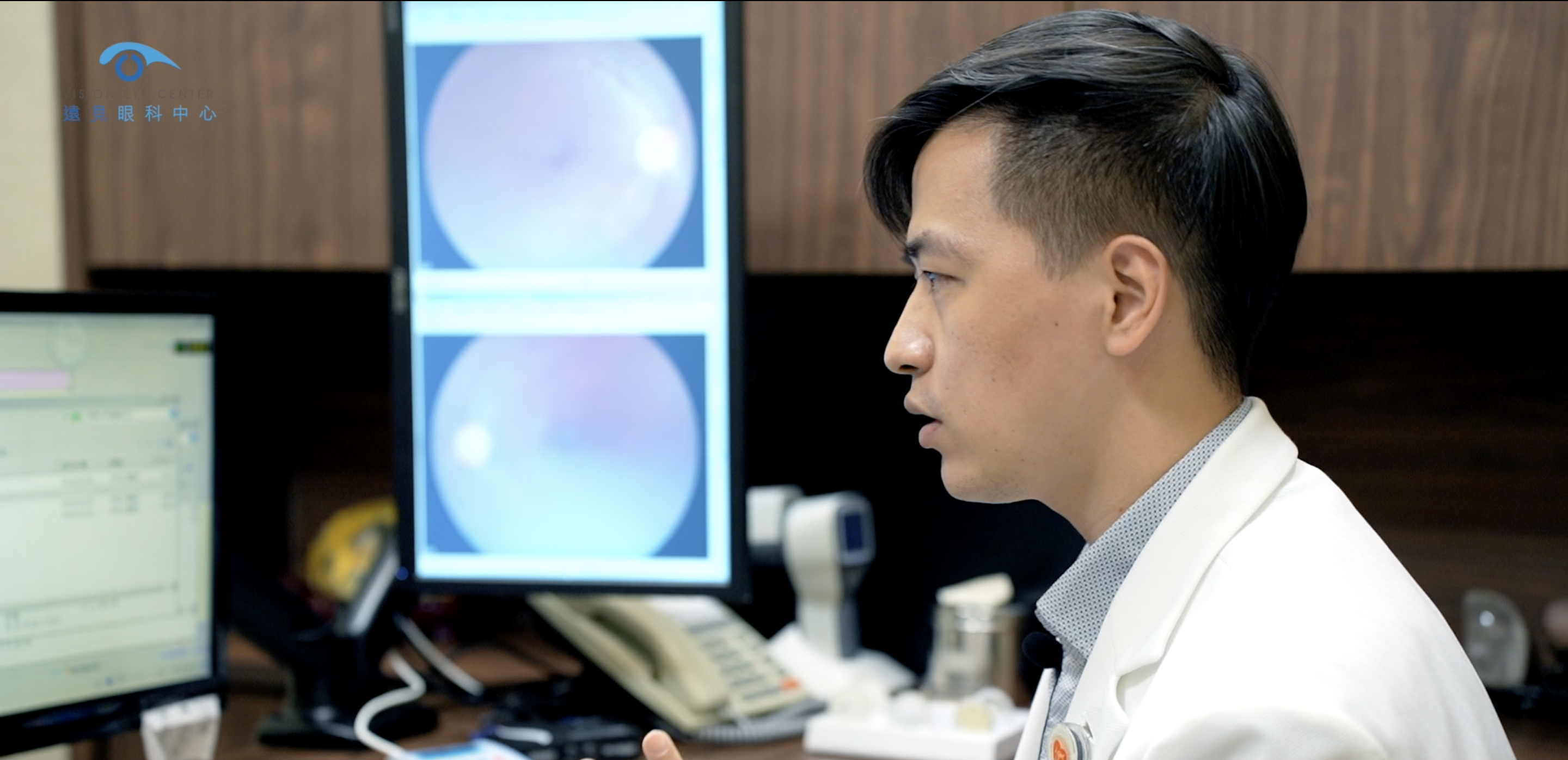 中醫眼科林佑彥醫師做完SMILE全飛秒近視雷射後，不用戴眼鏡就可以輕鬆仔細為病患做診斷