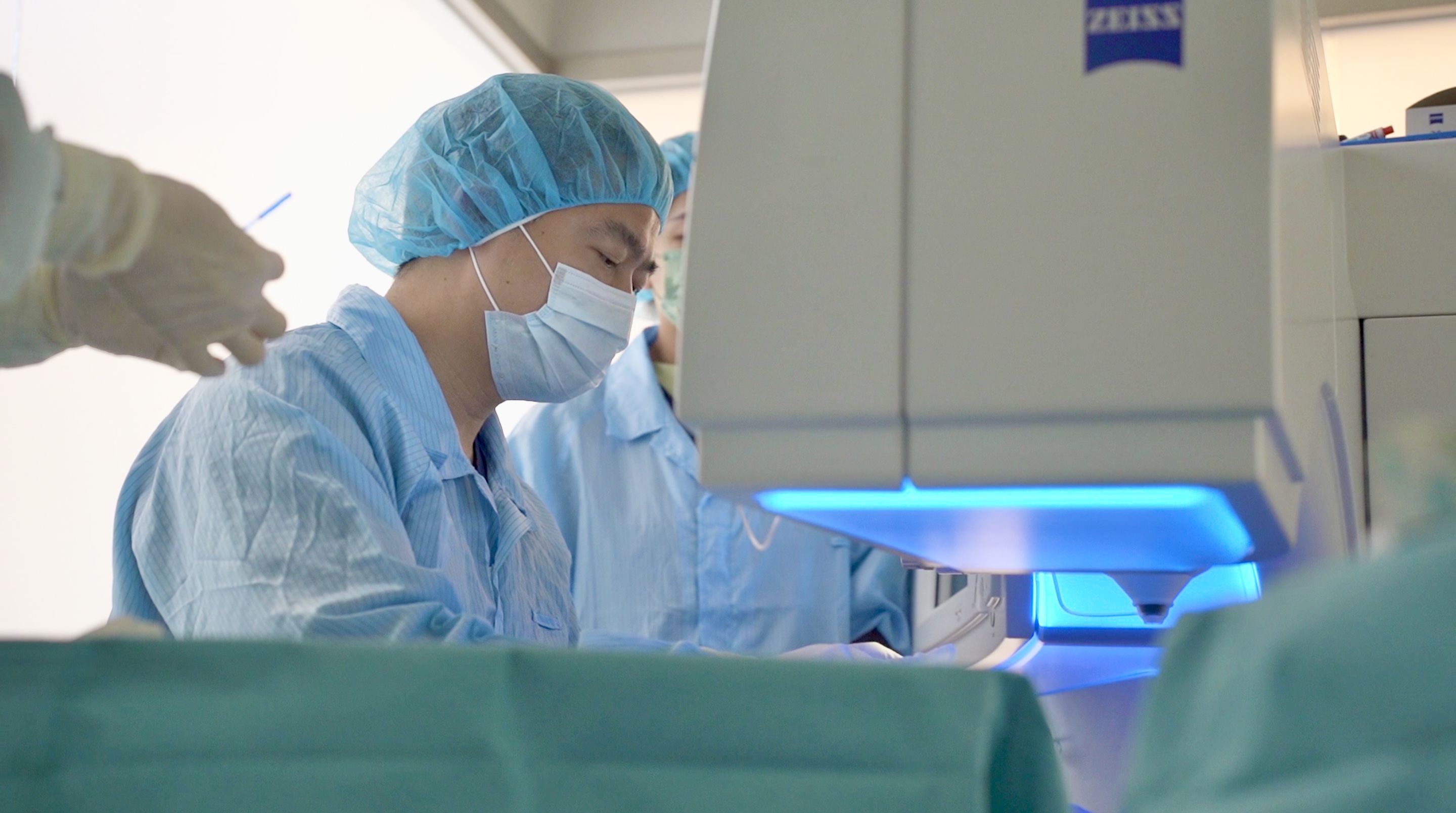 手術的當下心情既緊張又期待，期待著之後起床再也不用找眼鏡的日子，事實證明是我多慮了。整個手術過程不到5分鐘，醫生非常溫柔的鼓勵並仔細的消毒，此時需要盯著機器的綠點、之後會完全消失不見，之後感覺到慢慢可以看到眼前的東西，有了左眼的經驗（彷彿過了一世紀），右眼手術時就沒有那麼緊張了，結束後醫生說非常成功。SMILE全飛秒近視雷射術後分享、SMILE Pro全飛秒近視雷射術後分享、SMILE Pro、visumax 800