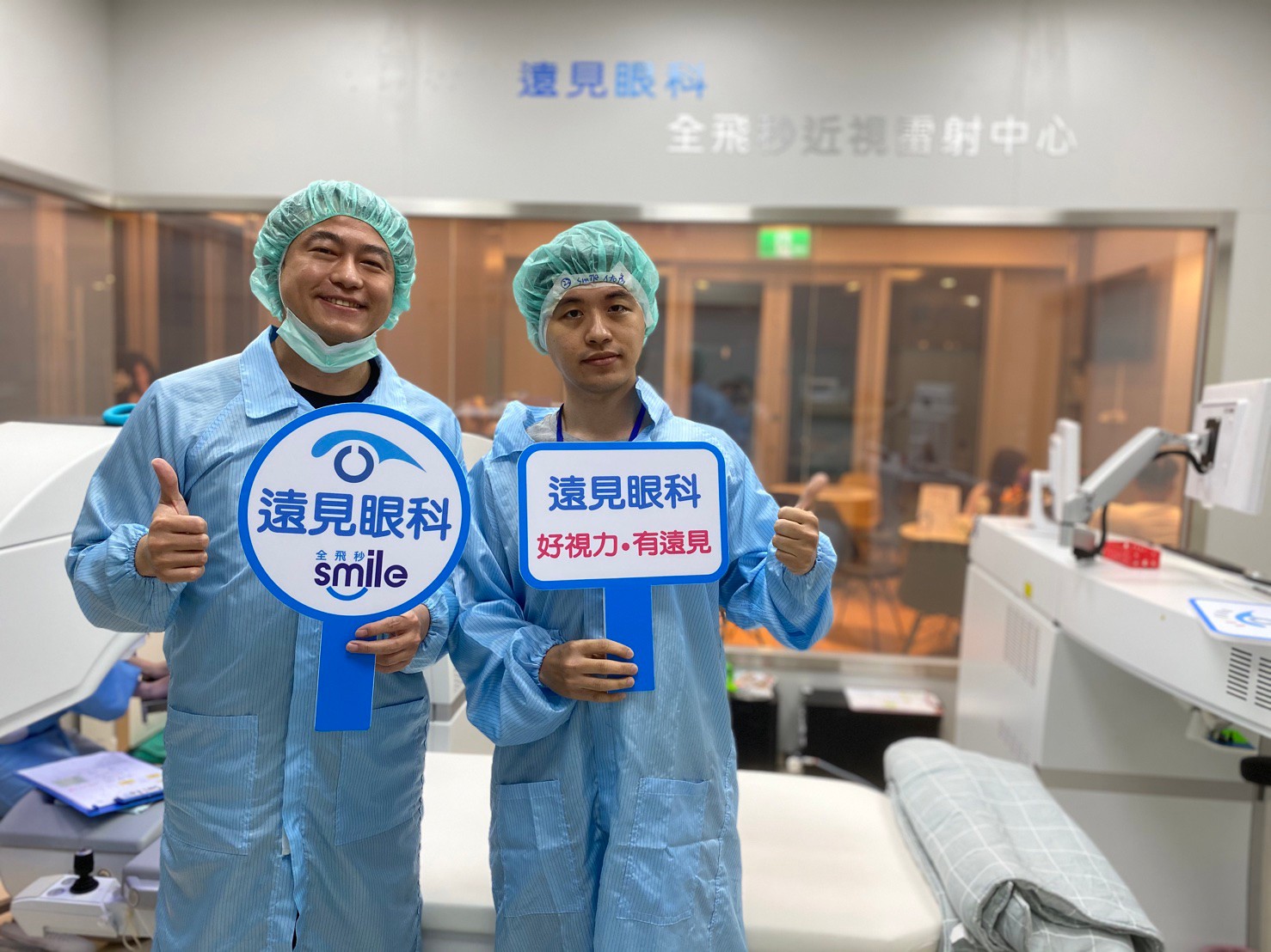 以前戴眼鏡常常一陣子鏡片就油油的，也因為睫毛比較長，鏡面常有油垢，喝熱湯都會起霧。尤其是這一年疫情關係需要戴口罩，眼鏡很容易起霧造成困擾，又加上小孩很喜歡抓眼鏡、把眼鏡撞歪，所以就考慮接受近視手術。SMILE全飛秒近視雷射術後分享、SMILE pro全飛秒近視雷射術後分享、SMILE pro、visumax 800