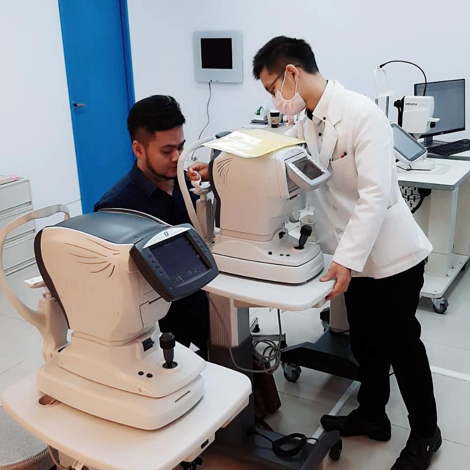 手術當天一樣會需要再檢查一次眼睛的狀況，確認跟事前評估的狀態一致後，就帶到樓上的準備區稍待，並用練習卡稍微模擬一下手術的過程。  整個手術流程非常的快速，用優碘清潔、點上眼麻藥後，從躺上機台起算大概只有 15 分鐘上下。因為有點眼麻藥，就連以為會很不舒服的「裝上撐眼器」都沒什麼不適的感覺。SMILE全飛秒近視雷射術後分享、SMILE pro全飛秒近視雷射術後分享、SMILE pro、visumax 800