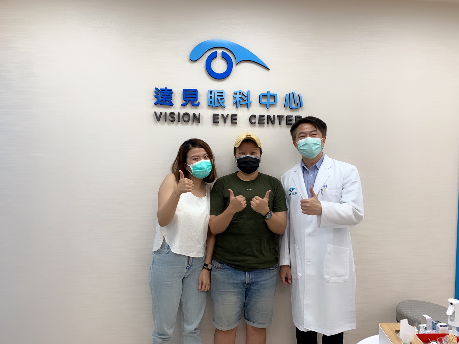 身為運動愛好者,戴眼鏡運到受到許多侷限,相當不便,上網爬文發現遠見眼科相當專精近視雷射手術;手術當天會有酸澀感,回家沒事就可以多多閉眼休息睡覺,隔天起床後就可以一如往常的日常生活。SMILE全飛秒近視雷射術後分享、SMILE pro全飛秒近視雷射術後分享、SMILE pro、visumax 800