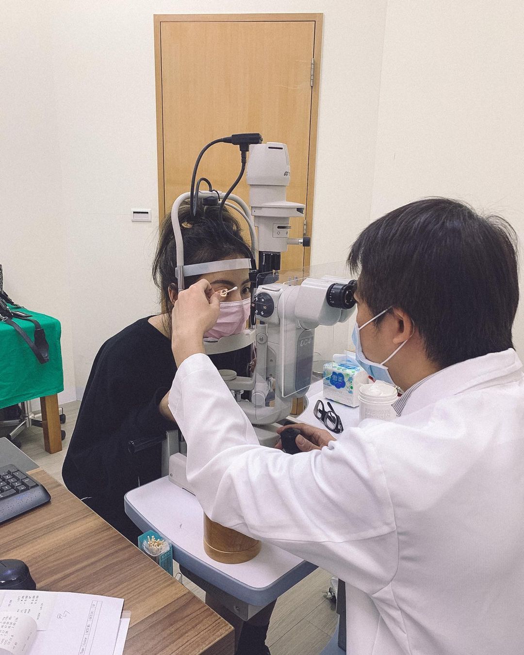 近視雷射術前2hr的檢查,歷經了電腦驗光,裸視視力測量,角膜厚度,淚液測試,散瞳眼底檢查..等等10多項繁瑣的檢測結束後 就等著報告及醫生問診建議諮詢。SMILE全飛秒近視雷射術後分享、SMILE pro全飛秒近視雷射術後分享、SMILE pro、visumax 800
