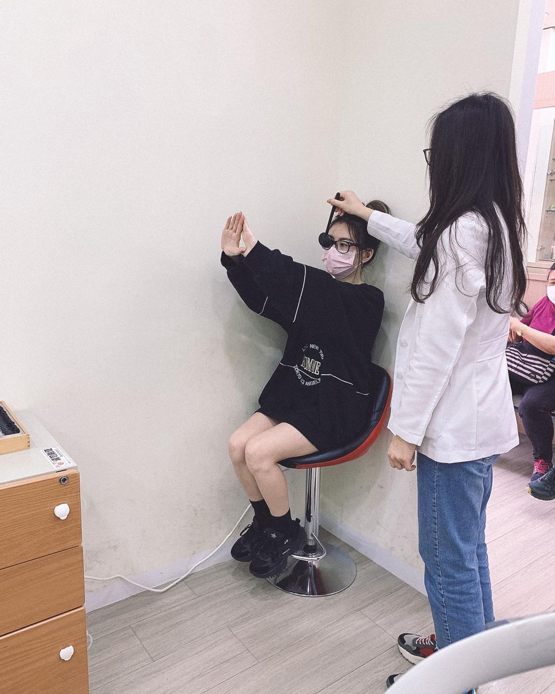 近視雷射術前2hr的檢查,歷經了電腦驗光,裸視視力測量,角膜厚度,淚液測試,散瞳眼底檢查..等等10多項繁瑣的檢測結束後 就等著報告及醫生問診建議諮詢。SMILE全飛秒近視雷射術後分享、SMILE pro全飛秒近視雷射術後分享、SMILE pro、visumax 800