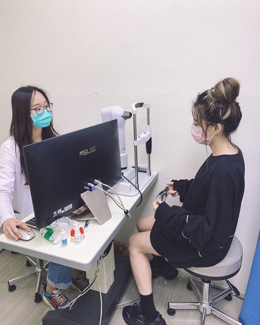 近視雷射術前2hr的檢查,歷經了電腦驗光,裸視視力測量,角膜厚度,淚液測試,散瞳眼底檢查..等等10多項繁瑣的檢測結束後 就等著報告及醫生問診建議諮詢。SMILE全飛秒近視雷射術後分享、SMILE pro全飛秒近視雷射術後分享、SMILE pro、visumax 800