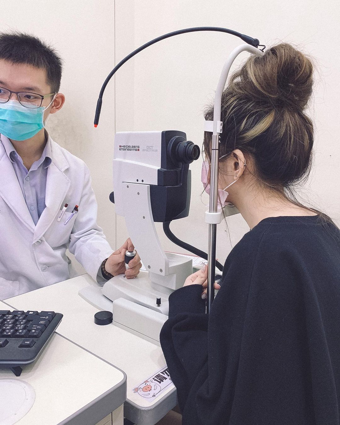 近視雷射術前2hr的檢查,歷經了電腦驗光,裸視視力測量,角膜厚度,淚液測試,散瞳眼底檢查..等等10多項繁瑣的檢測結束後 就等著報告及醫生問診建議諮詢。SMILE全飛秒近視雷射術後分享、SMILE pro全飛秒近視雷射術後分享、SMILE pro、visumax 800