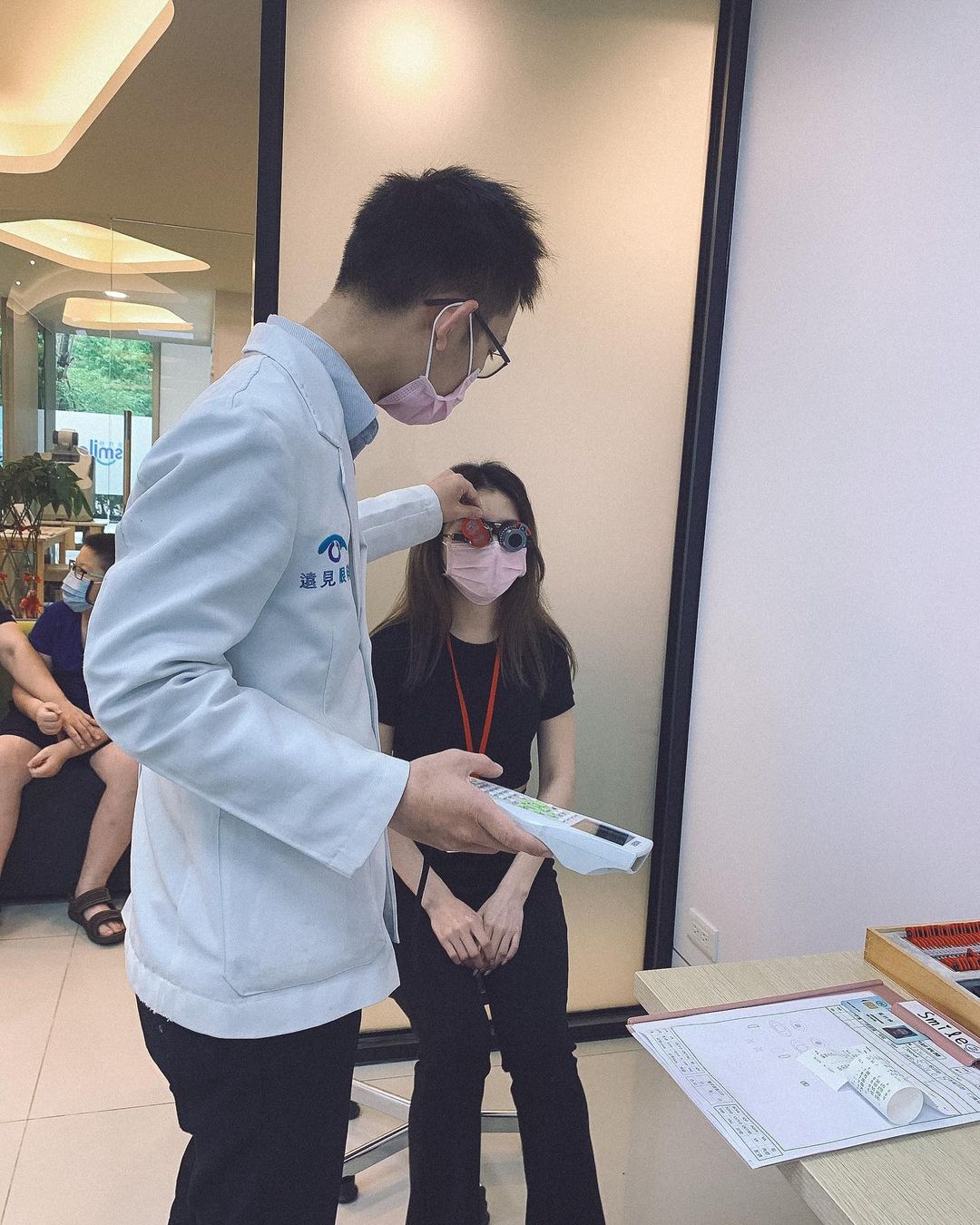 近視雷射手術前一樣要安排術前檢查，針對眼睛角膜等再做一次檢測，一樣要停戴隱形眼鏡7天。SMILE全飛秒近視雷射術後分享、SMILE pro全飛秒近視雷射術後分享、SMILE pro、visumax 800