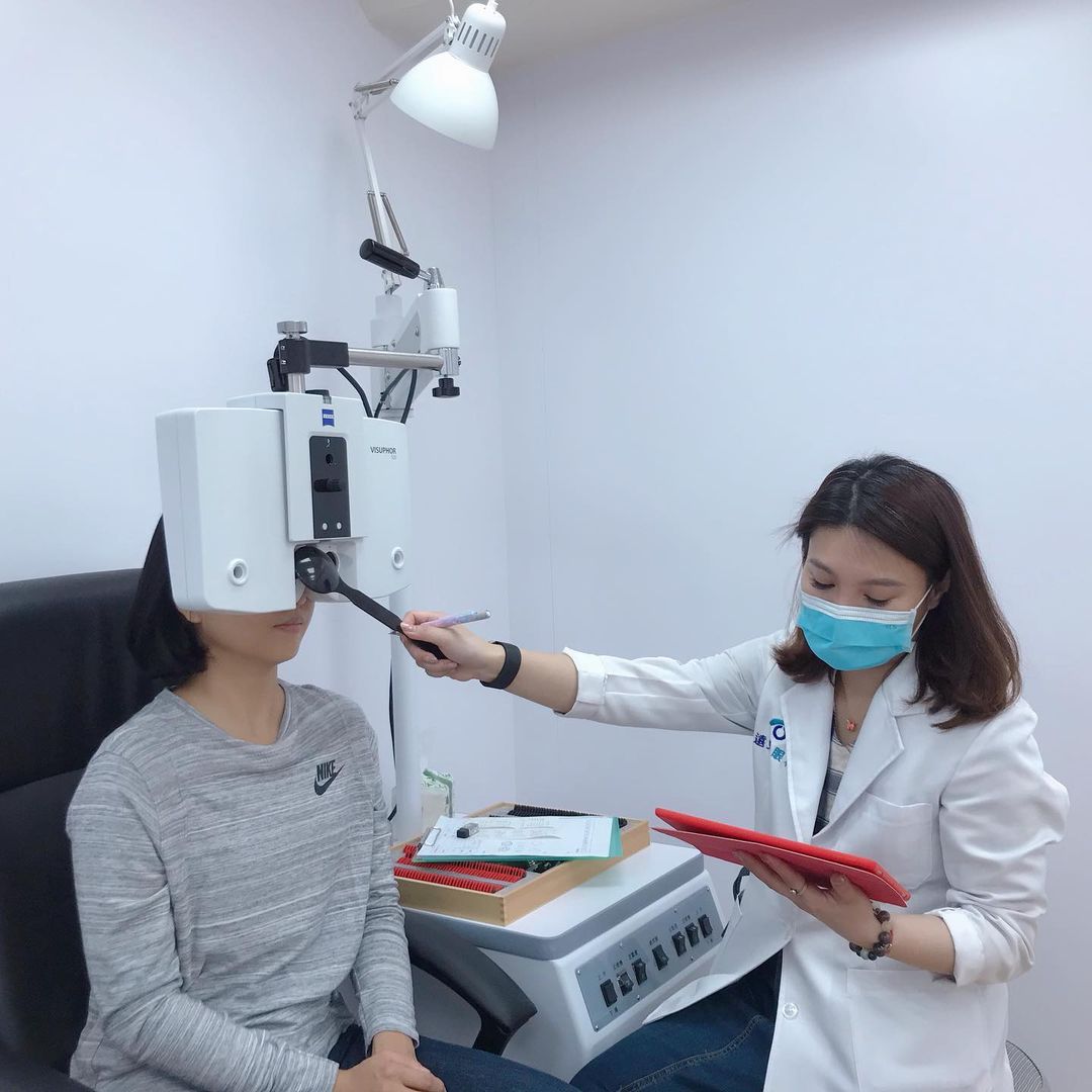 不是人人都能做近視雷射,需經一整套仔細的檢查與評估,確認眼壓、角膜厚度與淚液測試等,都符合才可進行手術。SMILE全飛秒近視雷射術後分享、SMILE pro全飛秒近視雷射術後分享、SMILE pro、visumax 800