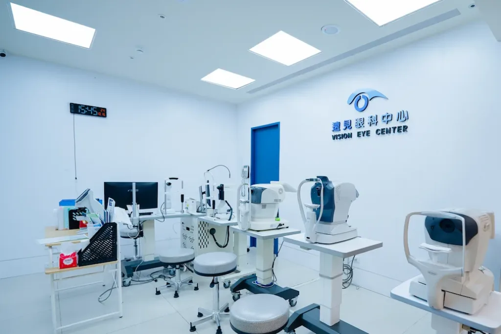 遠見眼科新竹關埔院區檢查室中的精密驗光與檢查設備