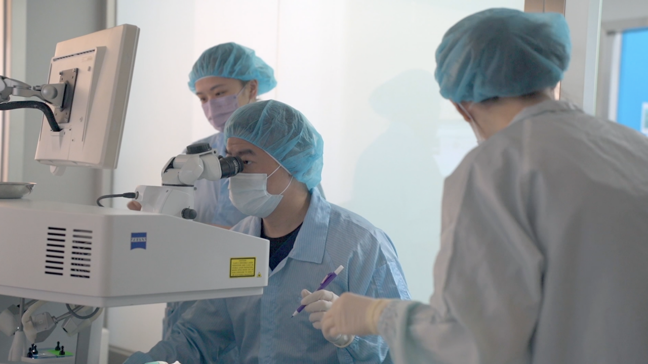 張聰麒醫師進行LBV裸視美老花雷射