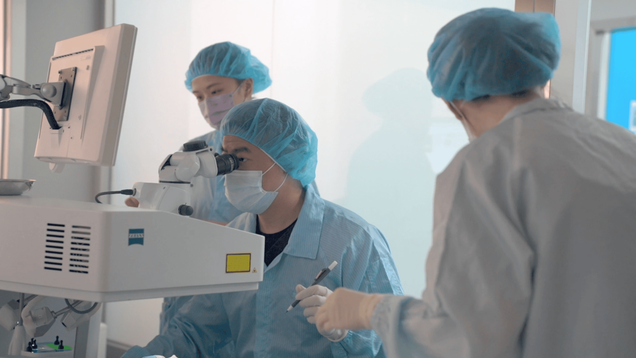 張聰麒醫師進行LBV裸視美老花雷射